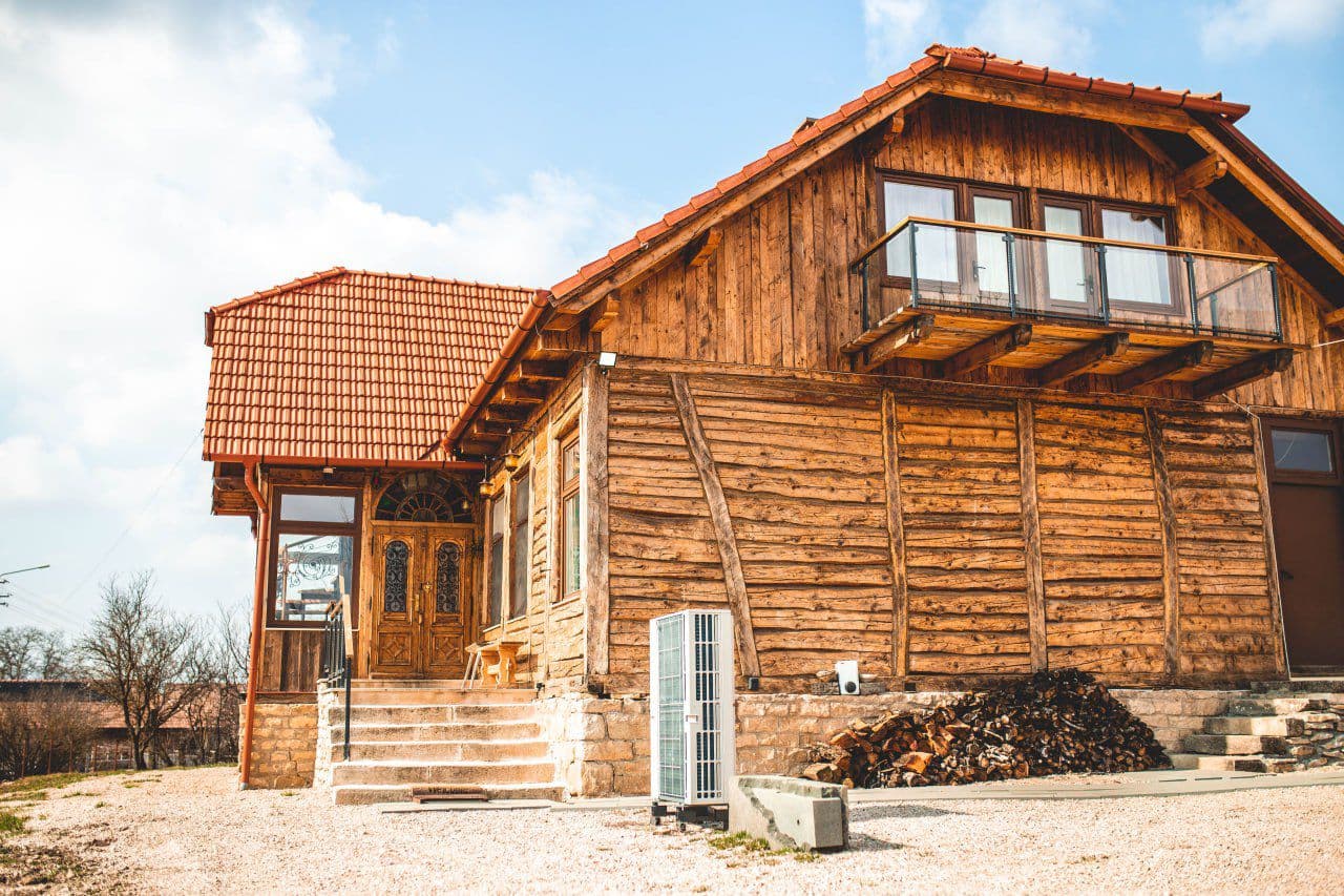 Exteriorul Casei Dretea, cabană din lemn pe două niveluri.