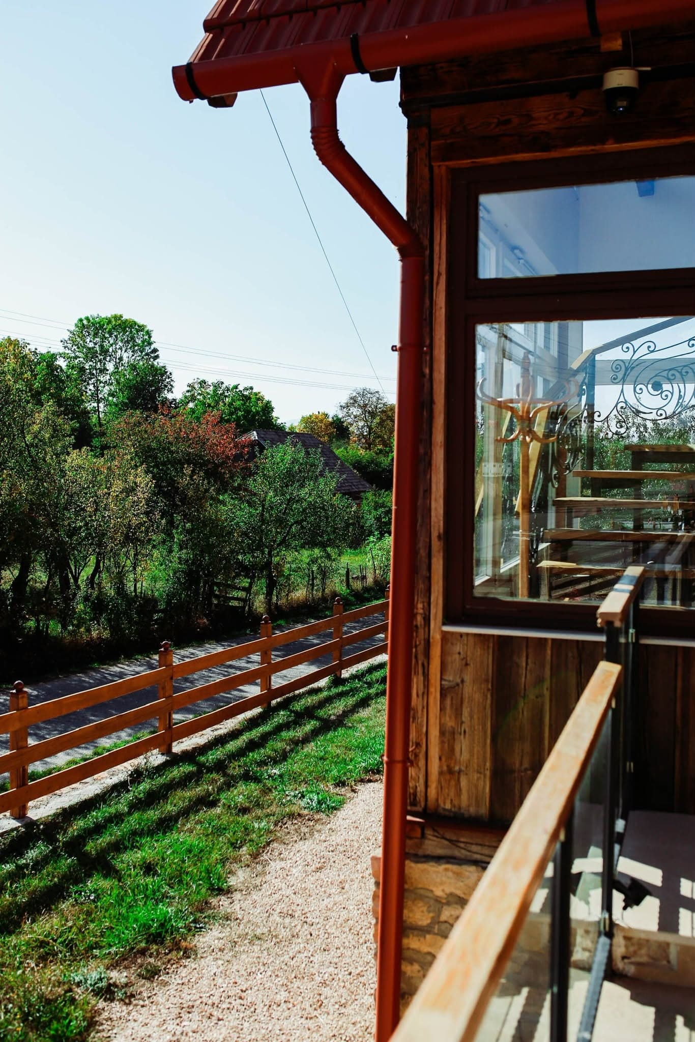 Terasă acoperită la Casa Dretea, cu priveliște spre împrejurimi.