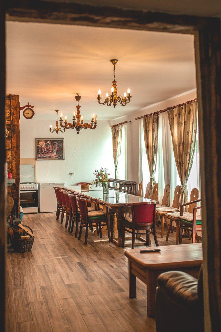 Priveliște spre spațiul comun și masa de la Casa Dretea.